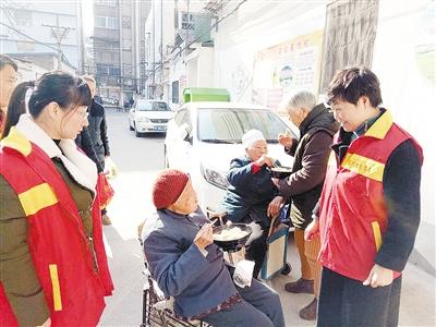 漯河:社区送饺子温暖老人心 欢声笑语不断