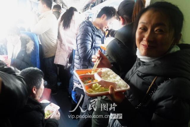 北京西至郑州一普客列车推出十元盒饭套餐 受