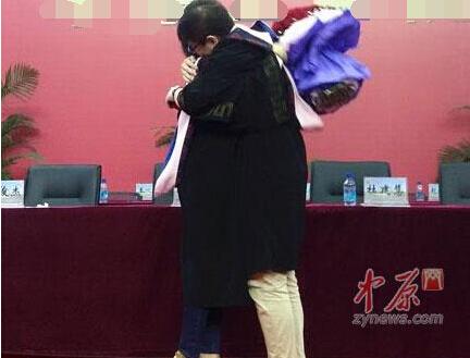 郑州高校毕业典礼现浪漫求婚 两人开始策划婚