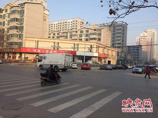 在靠近红绿灯路口时临时变线或压白色实线会不会被拍到罚款?