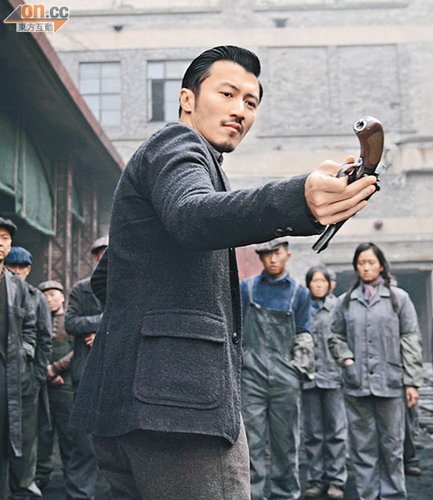 谢霆锋生吞蚂蚁吓坏市民 否认给儿子巨额生活费