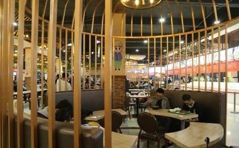 郑州一高校建"鸟笼"食堂 学生笼中就餐