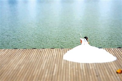 今天天气晴朗,但明天多云怎么英语翻译