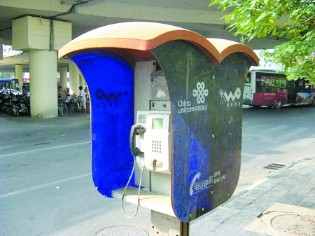 郑州街头电话亭被冷落 市民建议变成WIFI亭