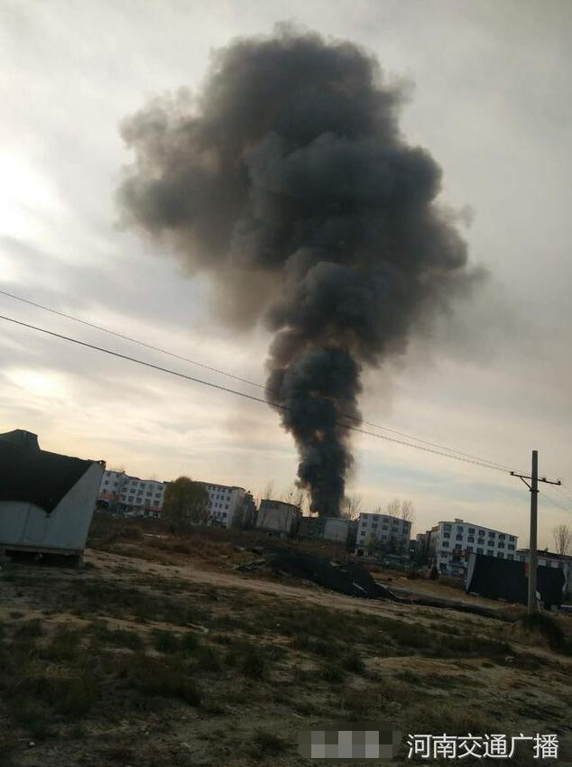 突发!郑州北四环黑烟滚滚 飘起十几米高