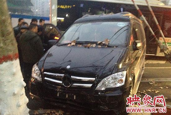 奔驰撞车续:车主涉嫌逃逸将被拘留15日扣12分