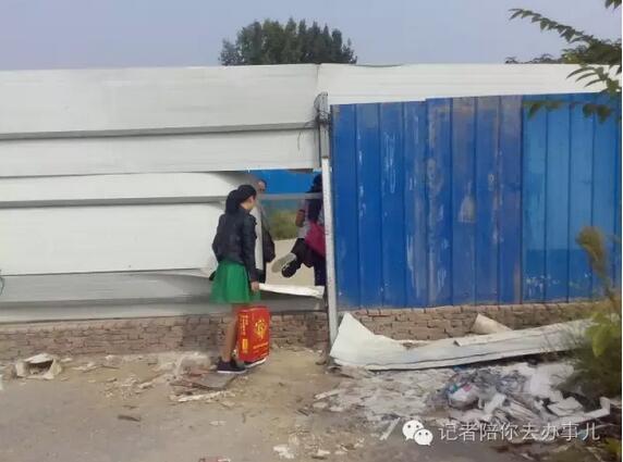 郑州地铁2号线部分车站乘车要钻洞 市民郁闷