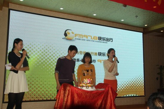 衡阳一酒店请300名的哥的姐吃海鲜!