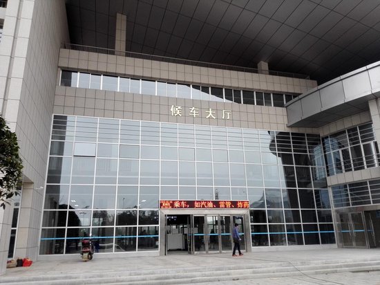 衡阳武广东站旁, 气派的汽车站建成