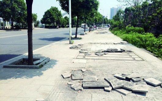 衡阳维修后人行道上满是废渣 原是养护期的无