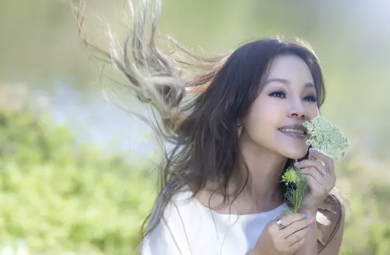 不喧哗自有声!彭佳慧加冕金曲奖歌后相见未晚