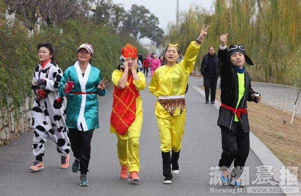 株洲千人跑马拉松迎新年 唐僧师徒来捧场