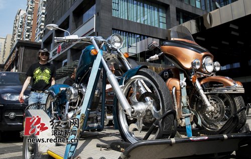 七十多辆哈雷摩托路过长沙 集结去张家界(图)