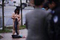 长沙女子裸身躺闹市续:向店主讨要裸资1万_