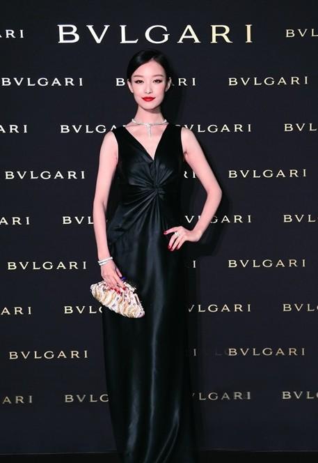 倪妮用黑色深v长裙诠释成熟魅力,虽胸部线条不够丰满,给人视觉上的