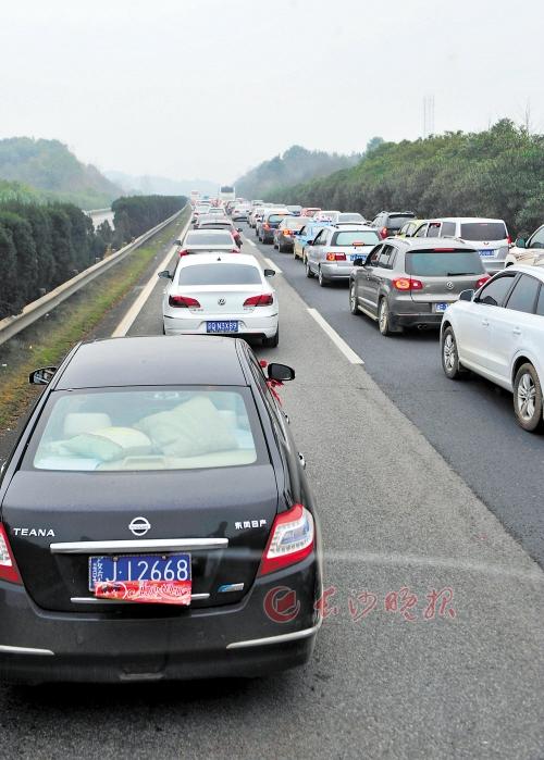 湖南回长沙车流与南下广东或现“双峰”叠加