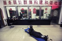 导向央视被打记者致歉 3警员被免职_大湘网_腾