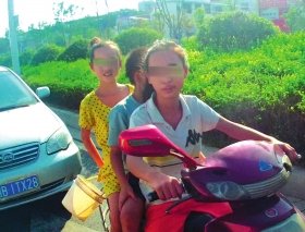 株洲14岁女童骑摩托载弟妹卖菜 交警送孩子回