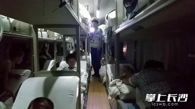 37人客车严重超载坐50人 15名儿童挤在卧铺上