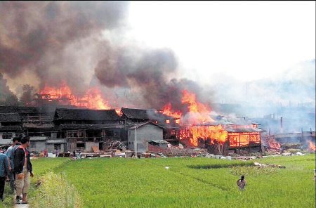 靖州一团寨大火 58户村民房屋被烧毁无人员伤亡