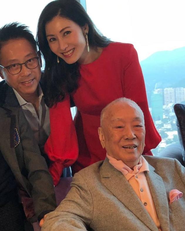 李嘉欣与老公(左),公公