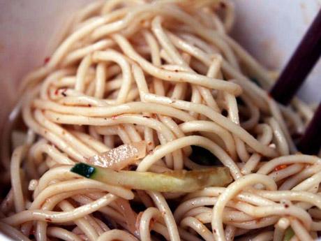 酷热不想开火做饭 吃完凉面填饱肚子