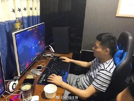 丁俊晖在西安某网吧打DOTA2 被台球耽误的D