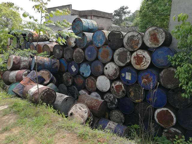 湘潭湘乡一院子大量废弃机油污染环境 1人被拘留
