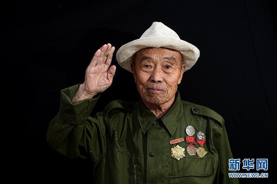 组图:抗战胜利70周年 老兵佩戴勋章敬礼