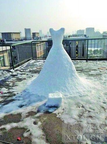 湖南大二女生用积雪堆出“雪中婚纱”走红网络