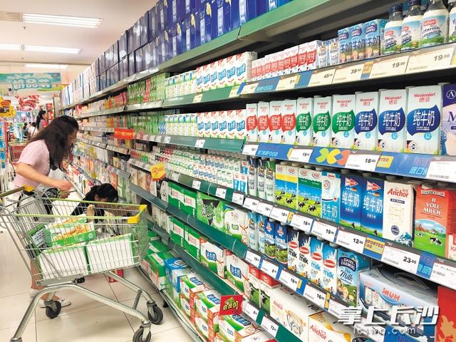 长沙各大超市牛奶区,进口牛奶几乎与国产奶平分秋色,占据货架重要位置
