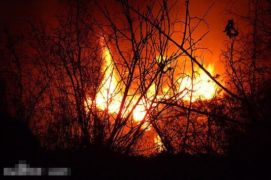 甘肃宁县载50余人客车翻入山沟起火致8人死亡