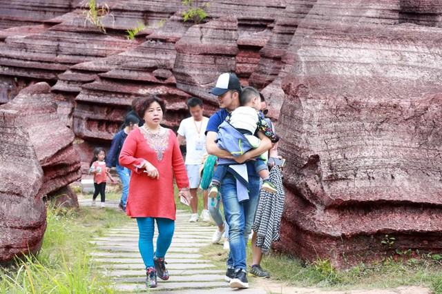 《爸爸4》热播助力湘西红石林旅游精准扶贫