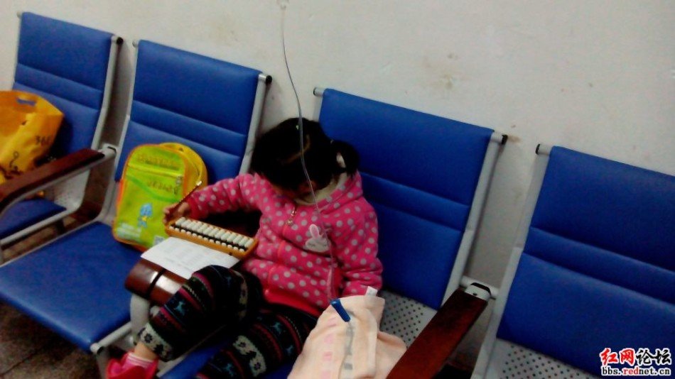 永州5岁小女孩医院边输液边写作业感动网友