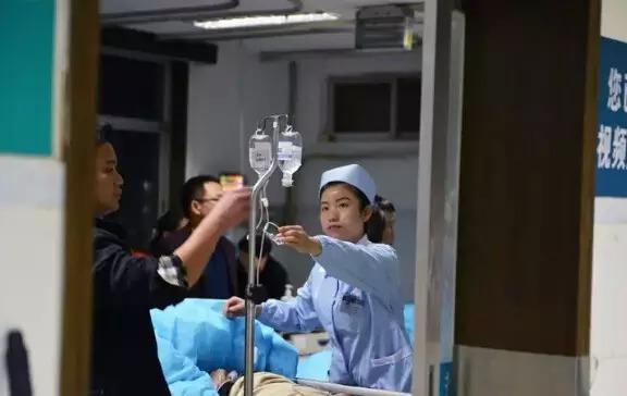 急诊科护士美眉的一天 颜值高手脚麻利爱文艺