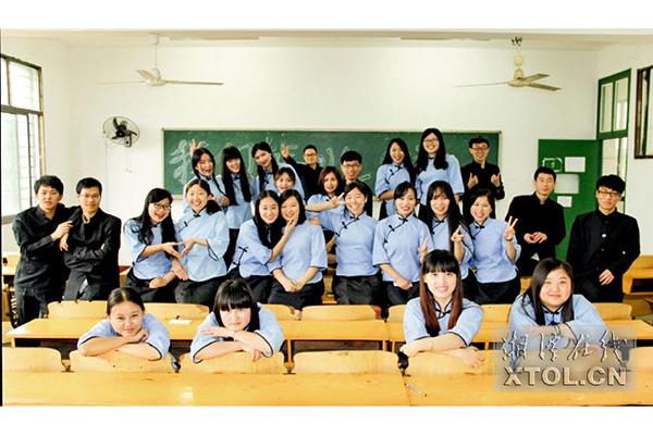 湖南科大学生穿旗袍和民国学生装照毕业照