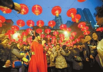 长沙市民逛庙会 许又声现场给艺术家和市民拜年