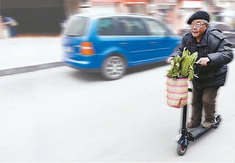 重庆66岁"风一样的老人" 每天踩着滑板车买菜