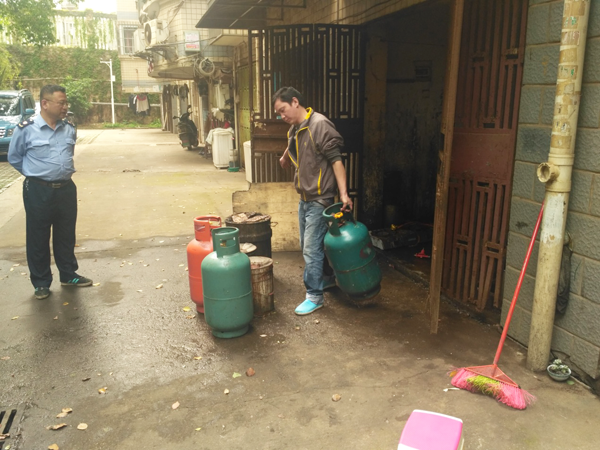 雨花区井湾子街道蓝天行动 整治非法生产经营