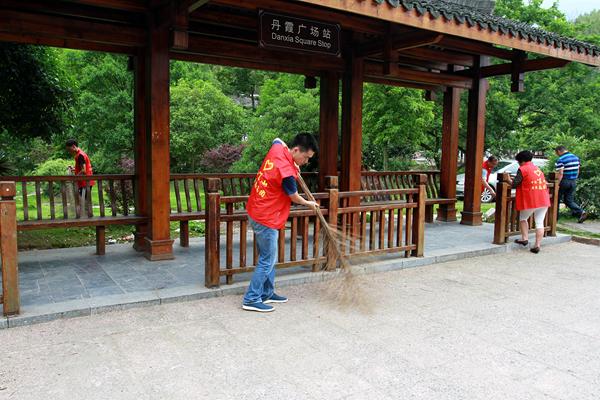 崀管局开展学雷锋保护环境志愿服务活动