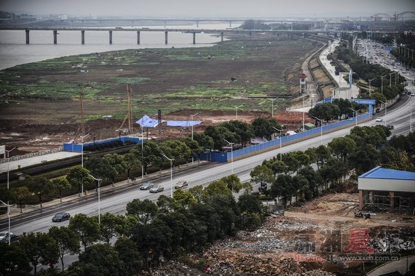 长沙大学城改造 破开湘江边100米大堤建排水管_大湘网_腾讯网