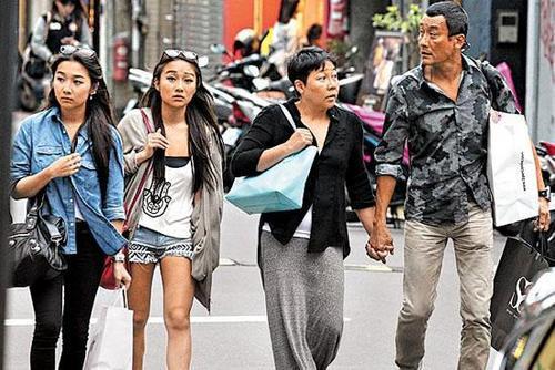 梁家辉女儿晒与半裸洋男露骨照 怕激怒老爸秒删