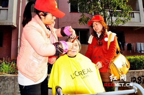 冷钢青年志愿者开展学雷锋便民服务活动(图)