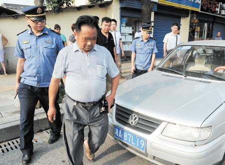 长沙黑车主送饮料献殷勤 公交司机默许车上揽客