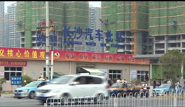 假期返乡高峰 长沙汽车北站黑车PK的士坐地起