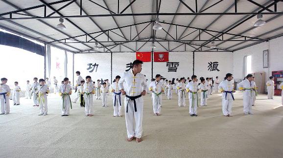 90后棍王开武馆 功夫梦立足少儿武道