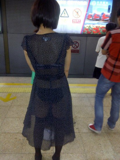 上海地铁请女性自重遭抗议:我可以骚你不能扰