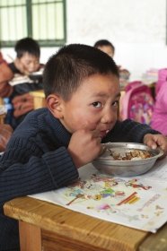 12月14日，浏阳市荷花街道新兴小学樟槽教学点，午餐时间，学生们都吃得很香。