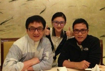 成龙与甄子丹景甜戴黑框眼镜聚餐 疑似合作将
