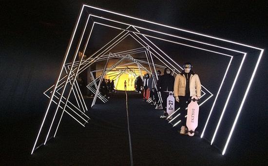 国内服装行业持续低迷 迪柯尼男装缘何异军突